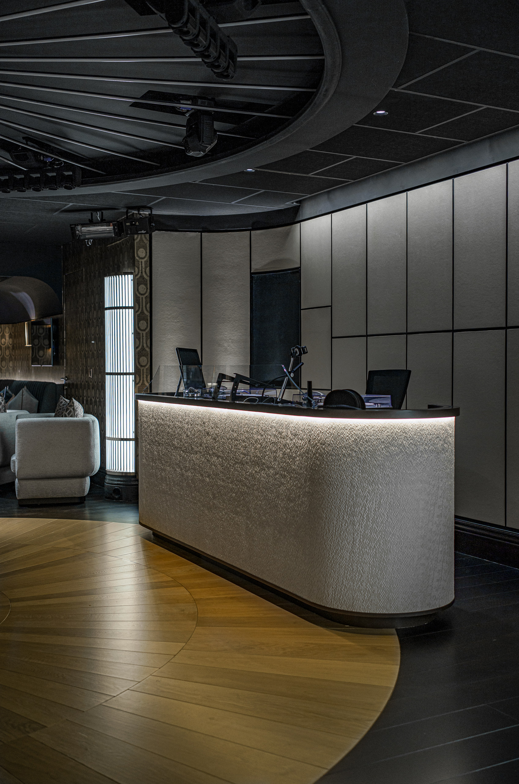 Bespoke Bar, Screens & Reception — photo 3